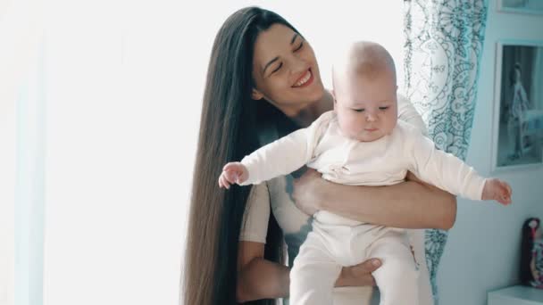 Anya és a baba otthon — Stock videók