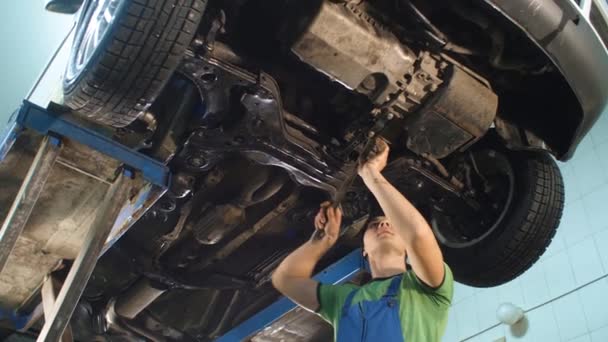 Mecânico no trabalho em sua garagem — Vídeo de Stock