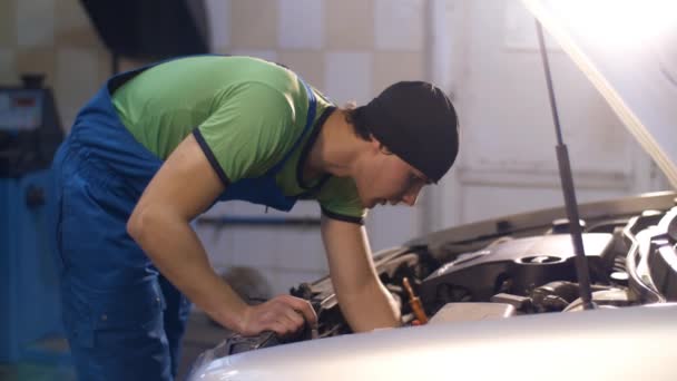 Mecánica de reparación de un coche — Vídeo de stock
