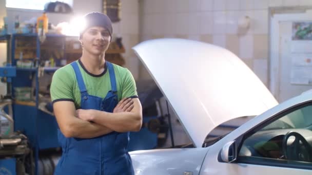Porträt eines Mechanikers in der Werkstatt — Stockvideo
