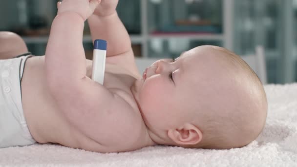 Измеряет температуру ребенка — стоковое видео