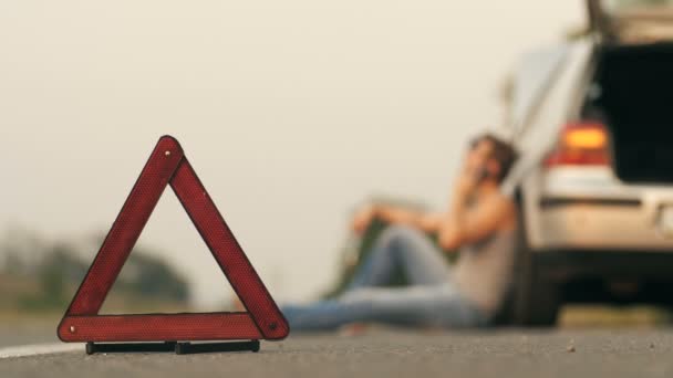 Man sitting near broken car — Stock Video