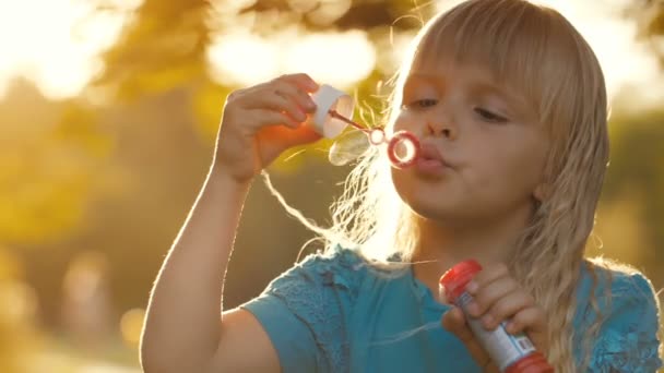 Kislány fúj szappanbuborékok — Stock videók