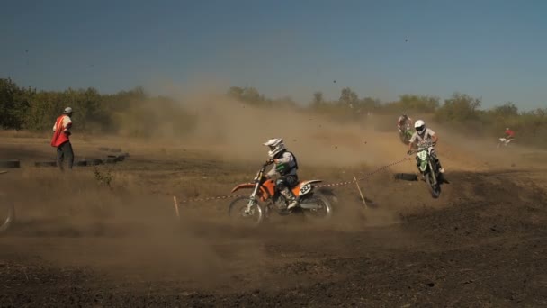 DONETSK UCRANIA 15 junio 2107: Motocross motociclista saltando — Vídeos de Stock
