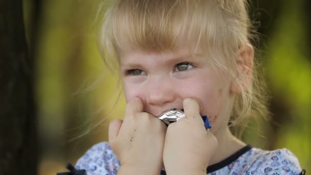 Girl with dirty face after eating — Stock Video