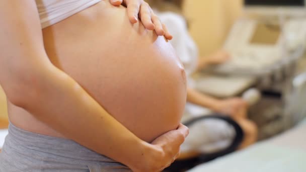 Mulher grávida no exame ultra-sonográfico — Vídeo de Stock