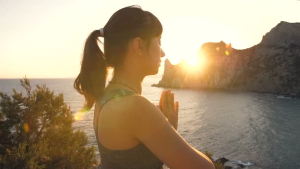 Frau macht Yoga bei Sonnenuntergang — Stockvideo