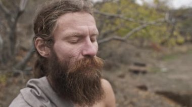 Yogi kapalı gözlerle meditasyon yapar.