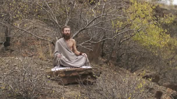 Йоги медитирует в горах осенью — стоковое видео