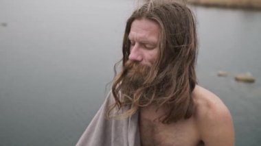 Yogi nehir kıyısında meditasyon yapıyor.