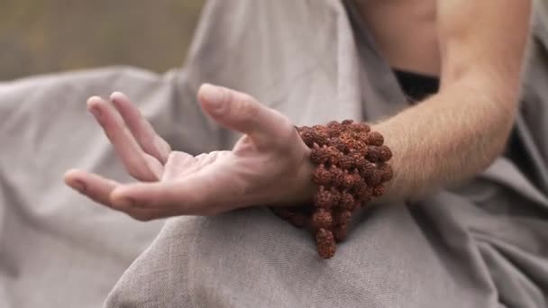Рука медитирующего йога о природе — стоковое видео