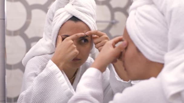 Mujer apretando espinillas en el baño — Vídeos de Stock