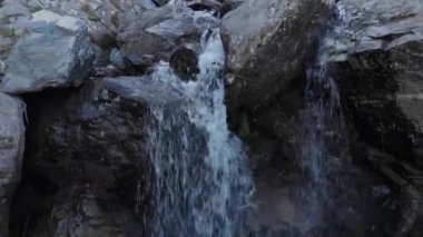 Sonbahar dağlarında küçük bir dere