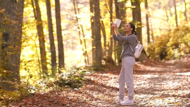 Frau erobert schönen Herbstpark — Stockvideo