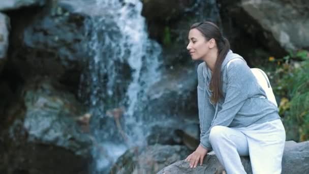 瀑布附近的女人享受大自然 — 图库视频影像