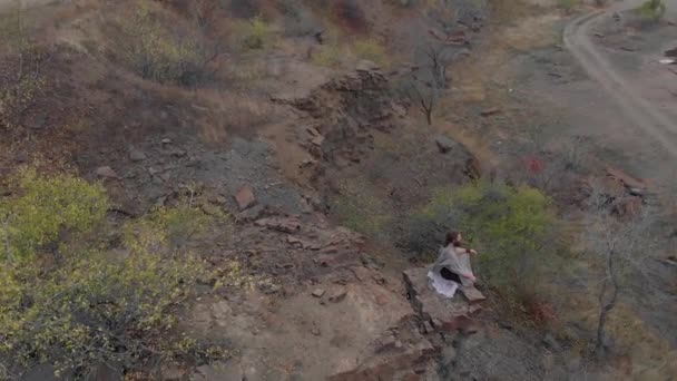 ヨギは崖の上で瞑想 — ストック動画
