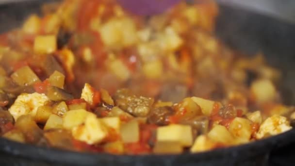 Preparación de la comida de verduras en la sartén — Vídeo de stock