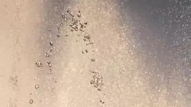 Fıskiyenin damlaları gökyüzüne karşı — Stok video