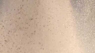 Su damlaları gökyüzüne karşı
