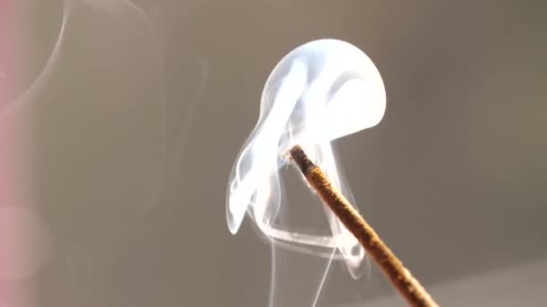 Bâton d'encens fumeur dans la chambre 