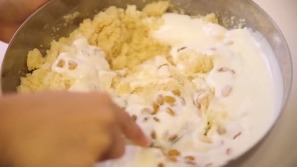 Mulher amassa ingredientes muffin — Vídeo de Stock