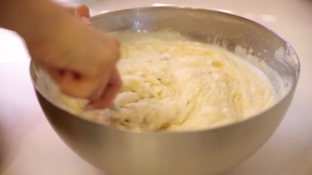 Mulher mistura ingredientes de cozimento em uma tigela — Vídeo de Stock