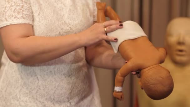 Boğulan bir çocuğa ilk yardım — Stok video
