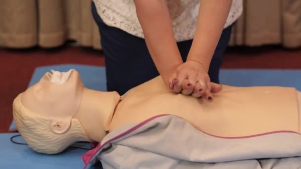 Entrenamiento de respiración artificial en un maniquí — Vídeo de stock