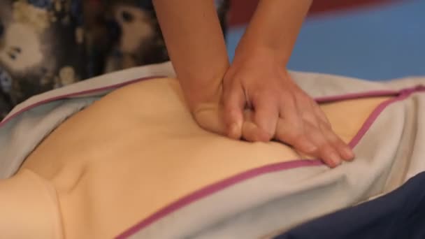Cvičit srdeční masáž na figuríně — Stock video