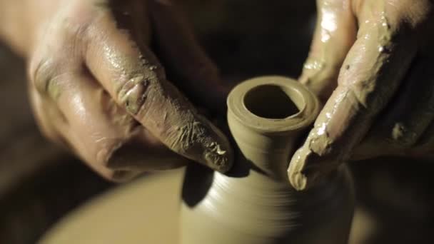 白い粘土の花瓶を作る — ストック動画