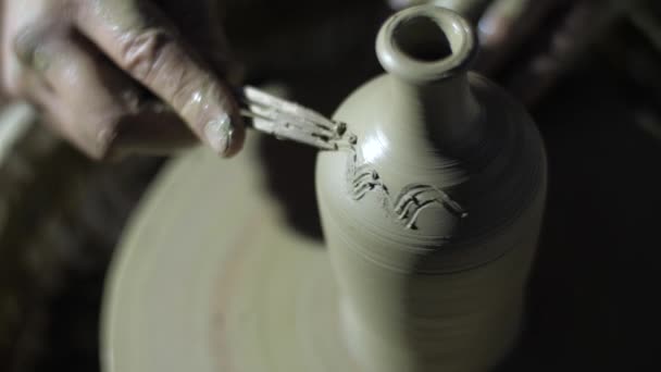 Potter drawing on a vase — 비디오