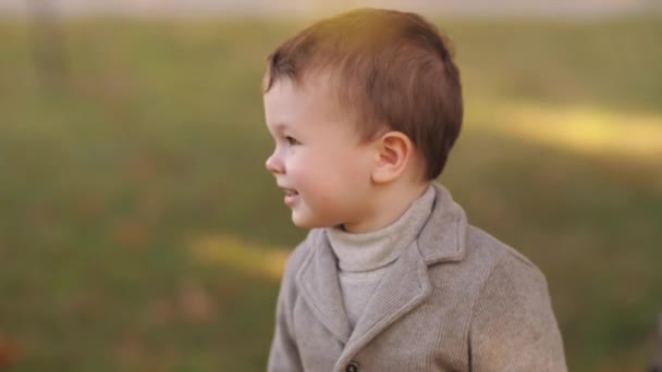 Милий хлопчик в осінньому парку — стокове відео