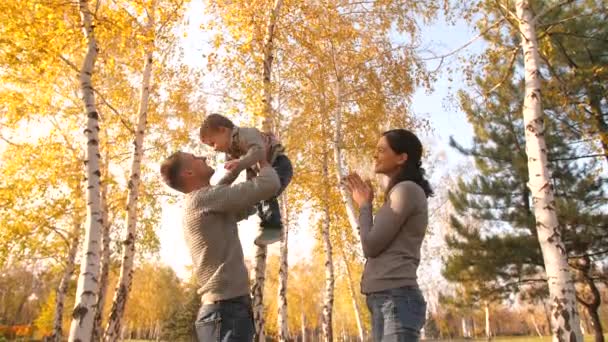 Rodzina z dzieckiem w jesiennym parku — Wideo stockowe