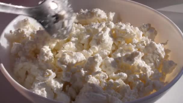 Коттеджный сыр на тарелке — стоковое видео