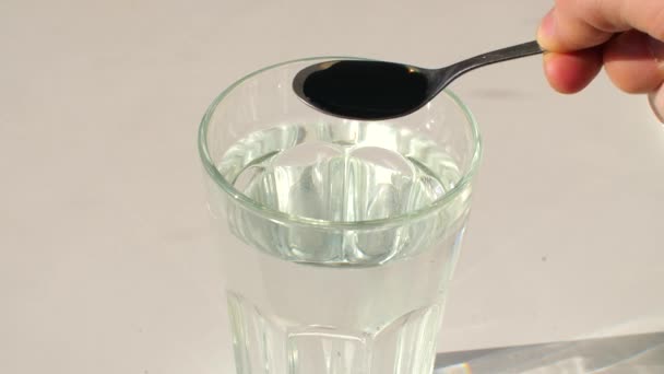 Жидкий хлорофилл добавить в воду — стоковое видео