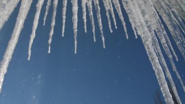 Kar ve buz saçakları ile kış arkaplanı