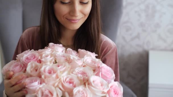 Mujer feliz mirada en ramo de rosas — Vídeos de Stock