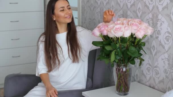 Жінка отримує троянди з повідомленням — стокове відео