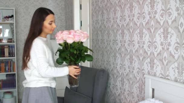 Mujer decorar la habitación con flores — Vídeos de Stock