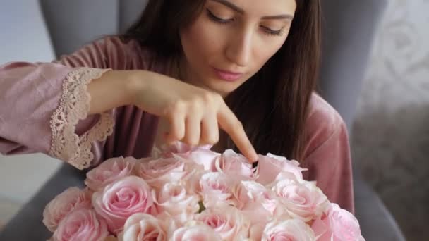 Femme comptant les fleurs dans un bouquet — Video