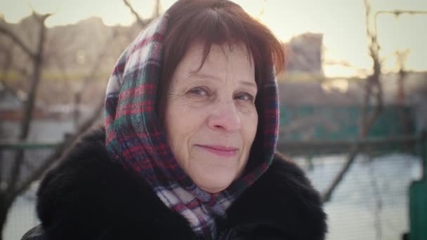 Portrét starší ženy v zimě — Stock video