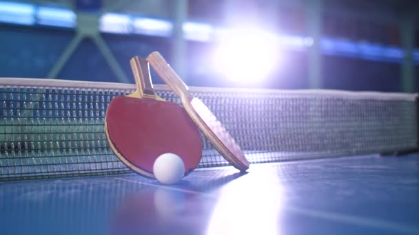 Paletas y pelotas de ping pong — Vídeo de stock