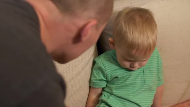 Отец ругает своего сына, и он начинает плакать — стоковое видео