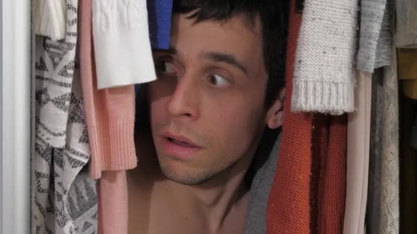 Przerażony kochanek ukrywający się w szafie — Wideo stockowe