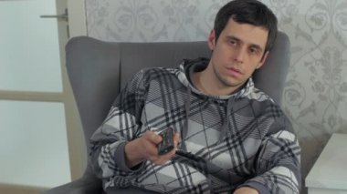 Sıkıcı adam TV kanalını değiştiriyor.