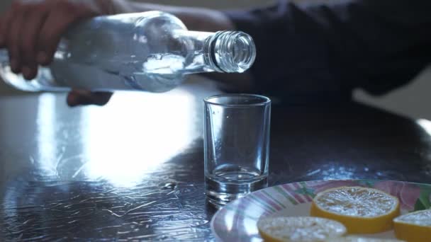 Homem derrama vodka em um copo — Vídeo de Stock