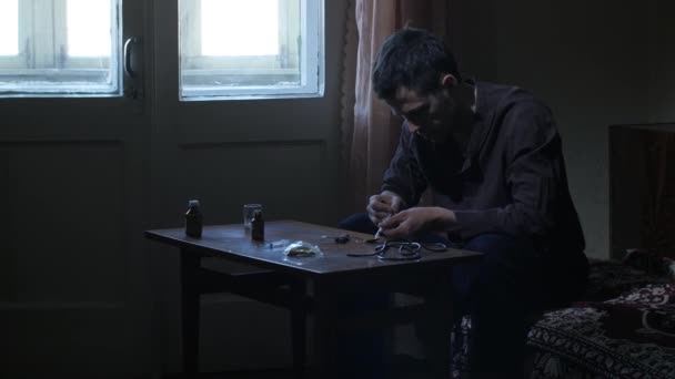 Verslaafde man bereidt zich voor op injectie van heroïne — Stockvideo