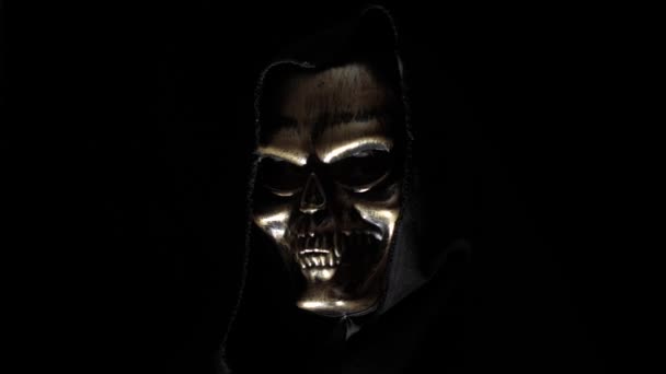 Людина в масці скелета в темряві — стокове відео