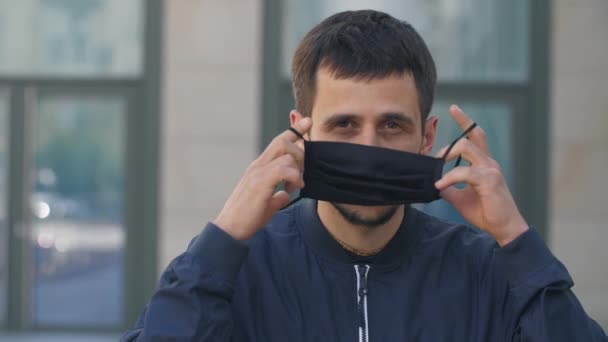 De mens zet een beschermend masker op — Stockvideo