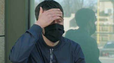 Koronavirüs belirtileri gösteren bir adam.